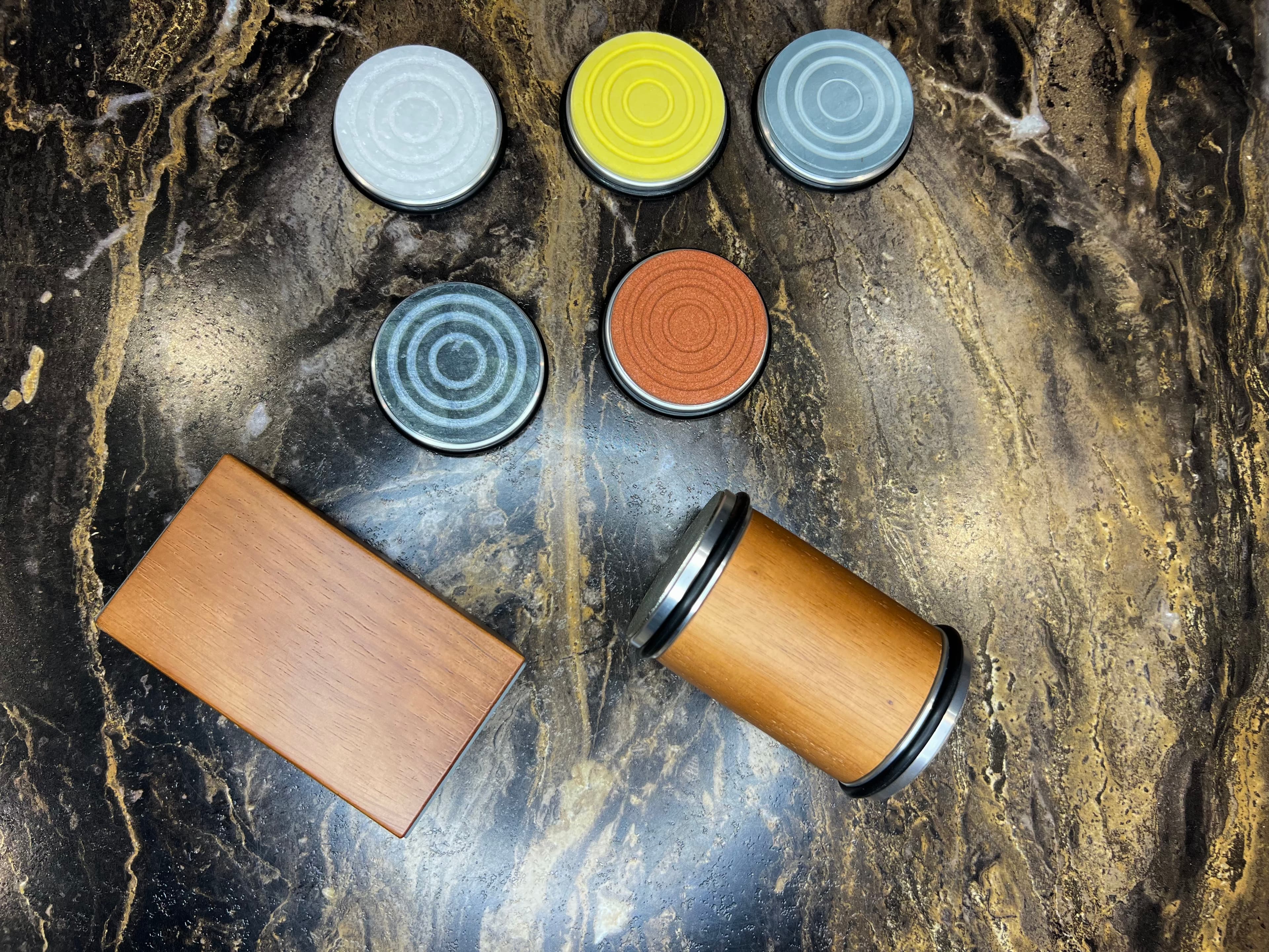 Rolka z uchwytem magnetycznym do ostrzenia noży