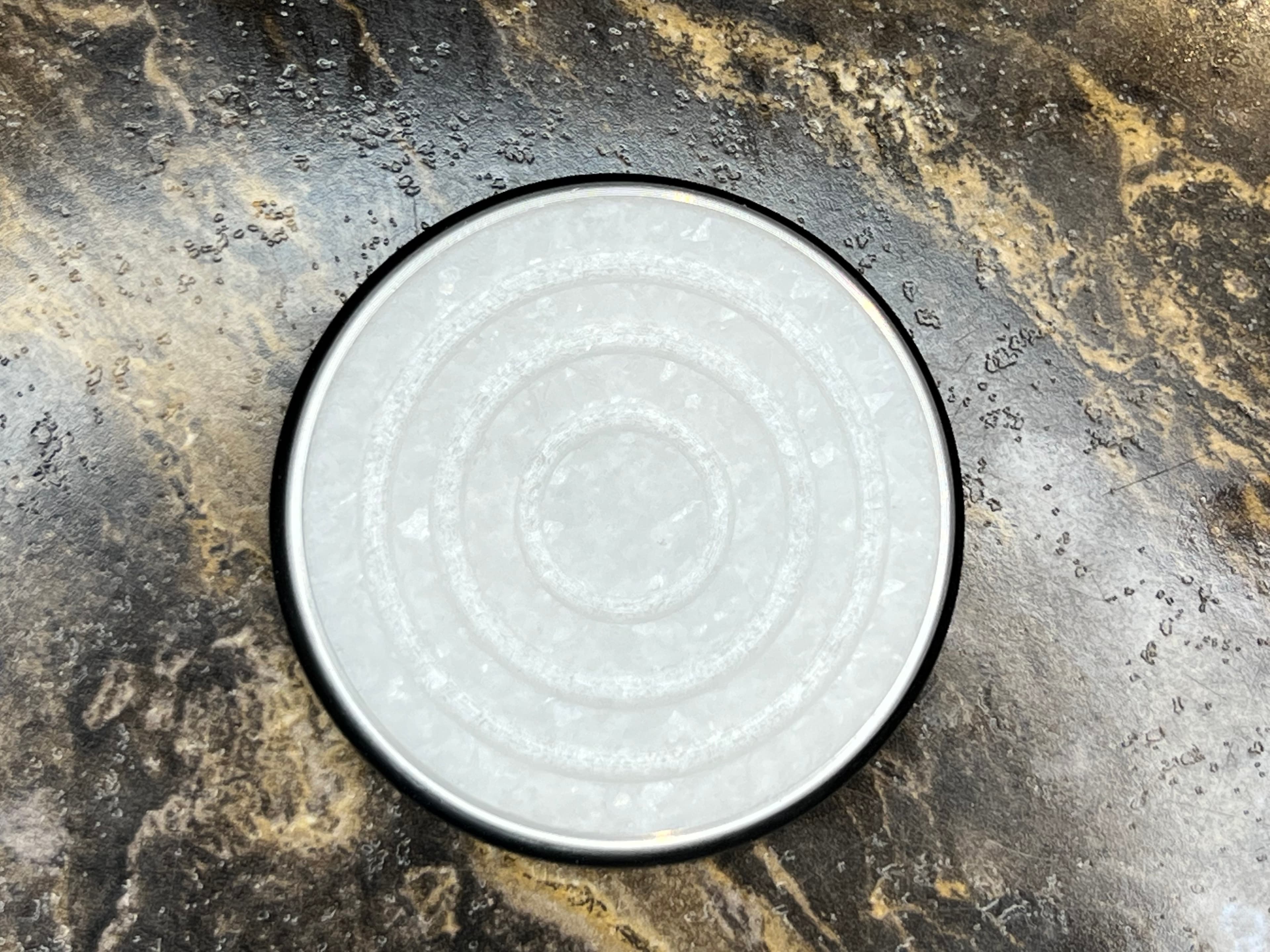 Rolka z uchwytem magnetycznym do ostrzenia noży