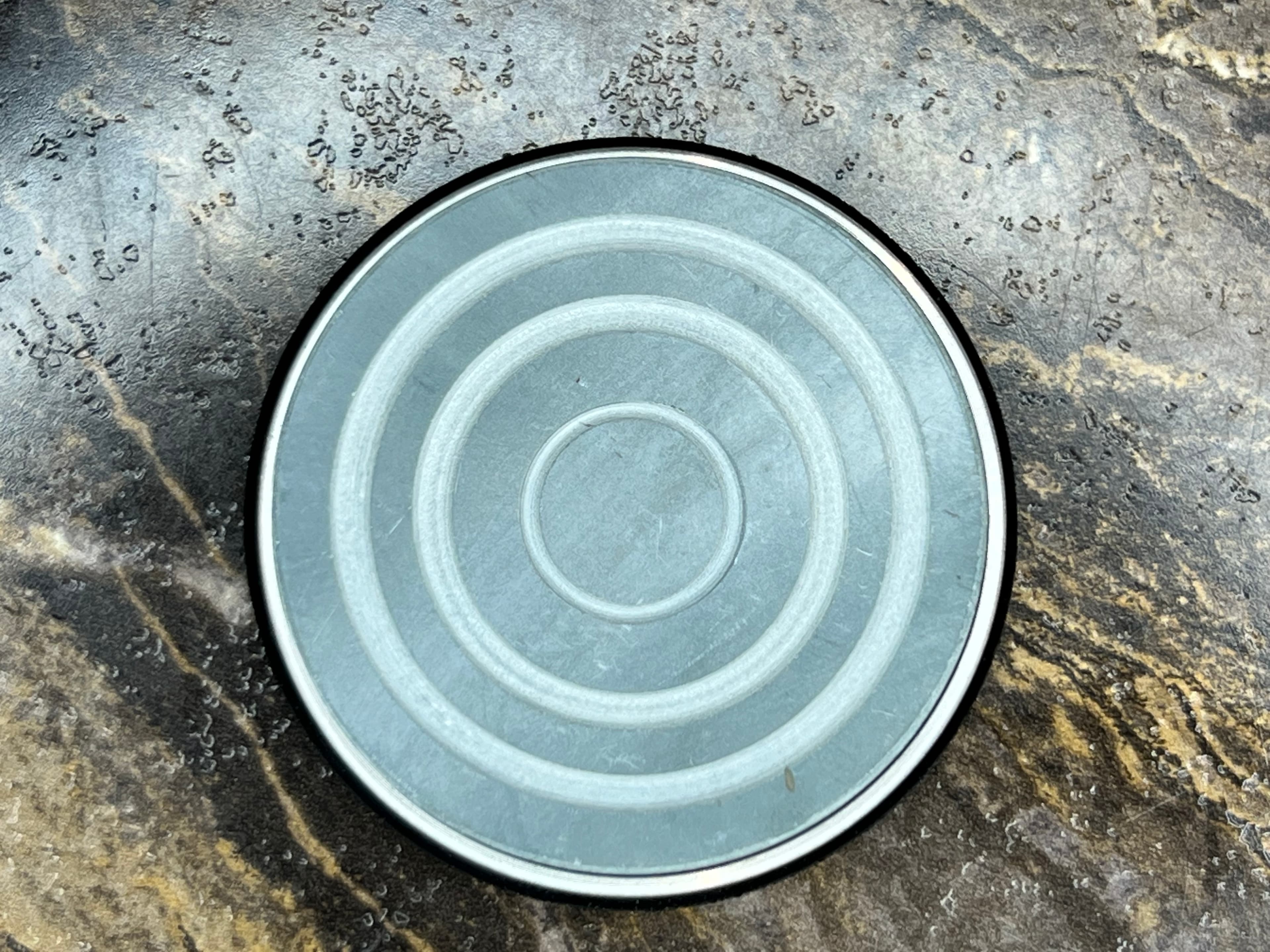 Rolka z uchwytem magnetycznym do ostrzenia noży