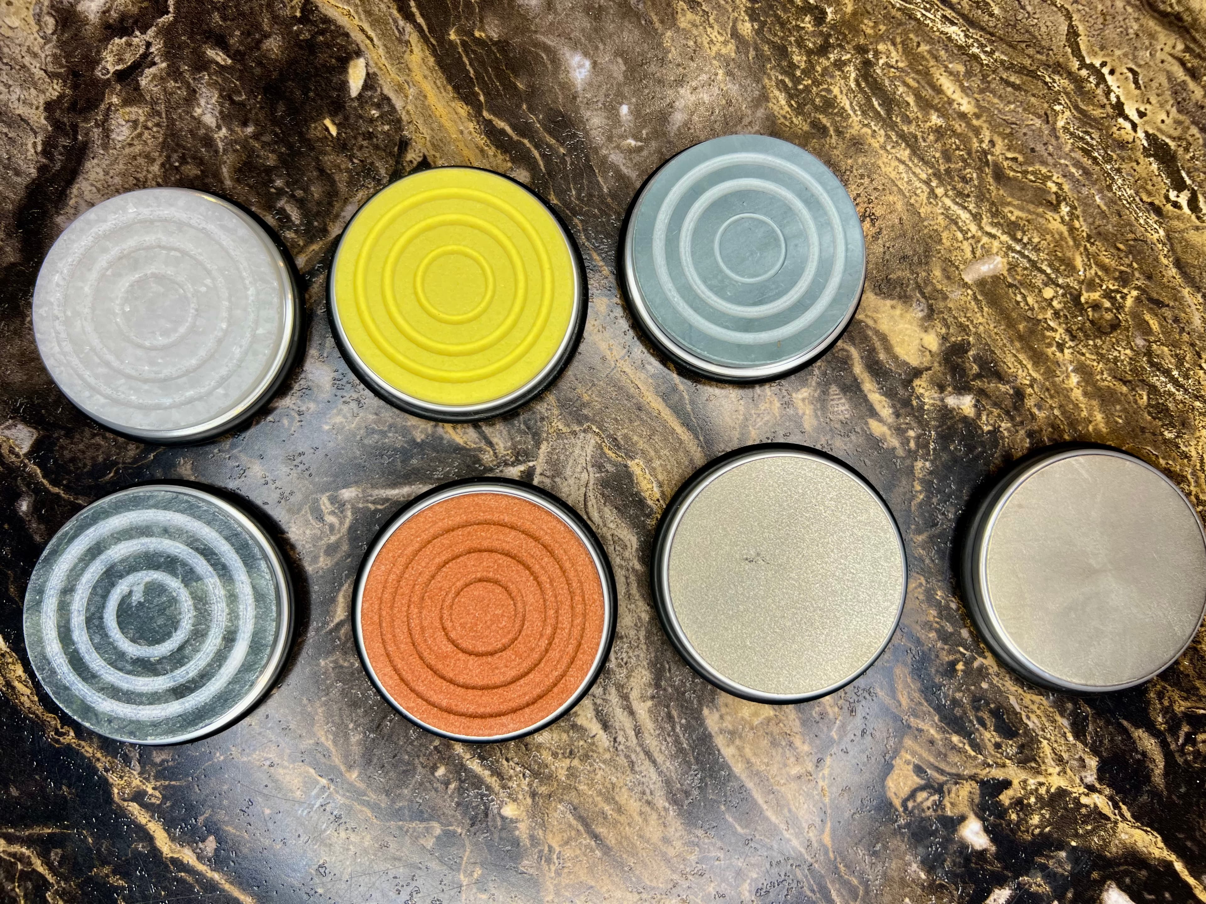 Rolka z uchwytem magnetycznym do ostrzenia noży