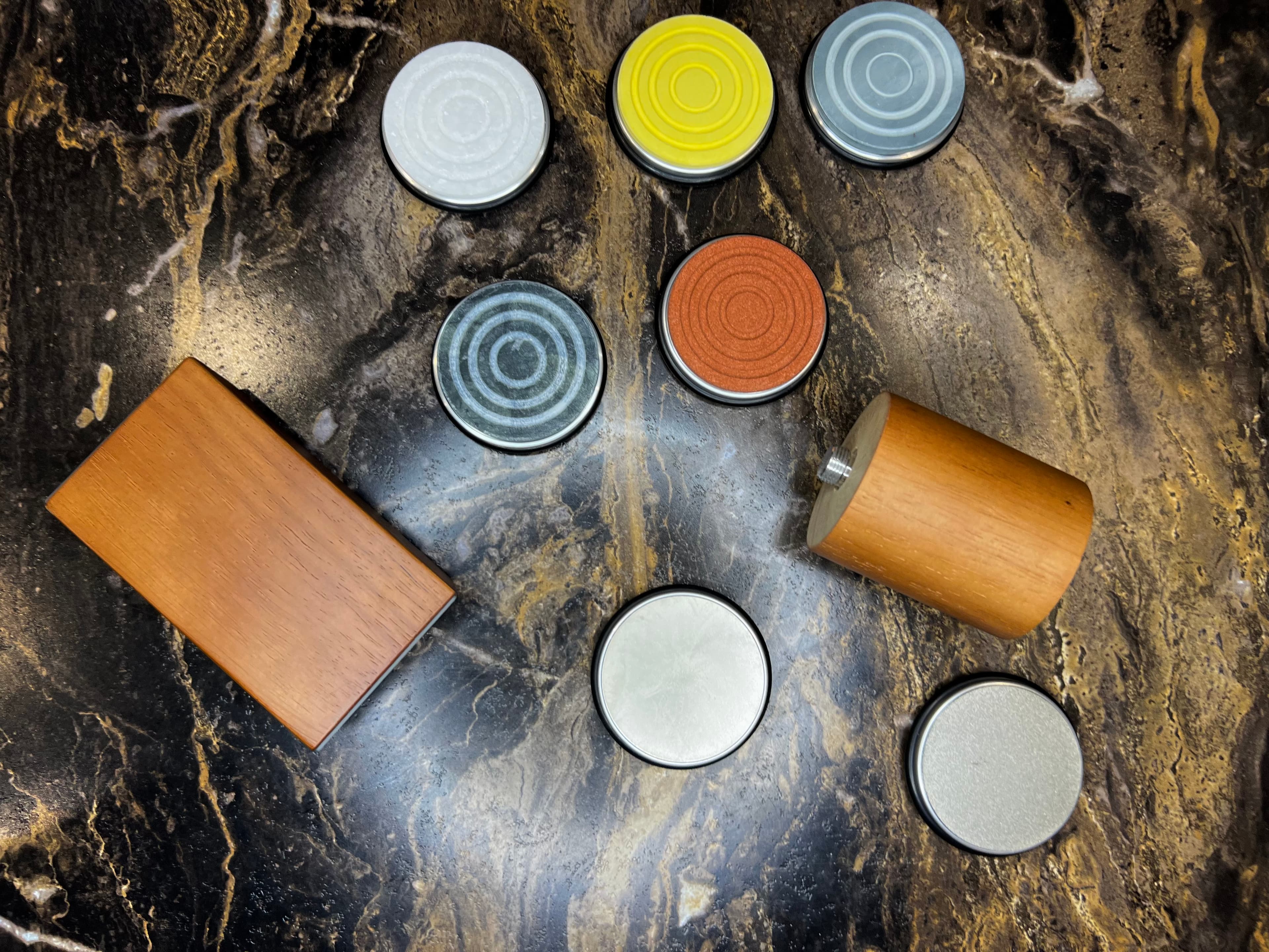 Rolka z uchwytem magnetycznym do ostrzenia noży