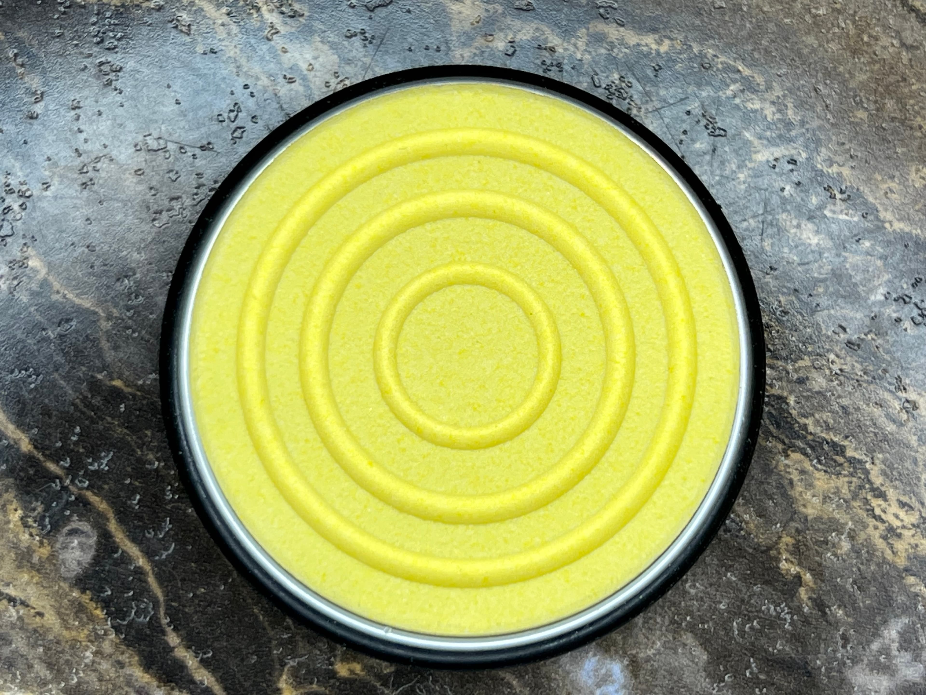 Rolka z uchwytem magnetycznym do ostrzenia noży