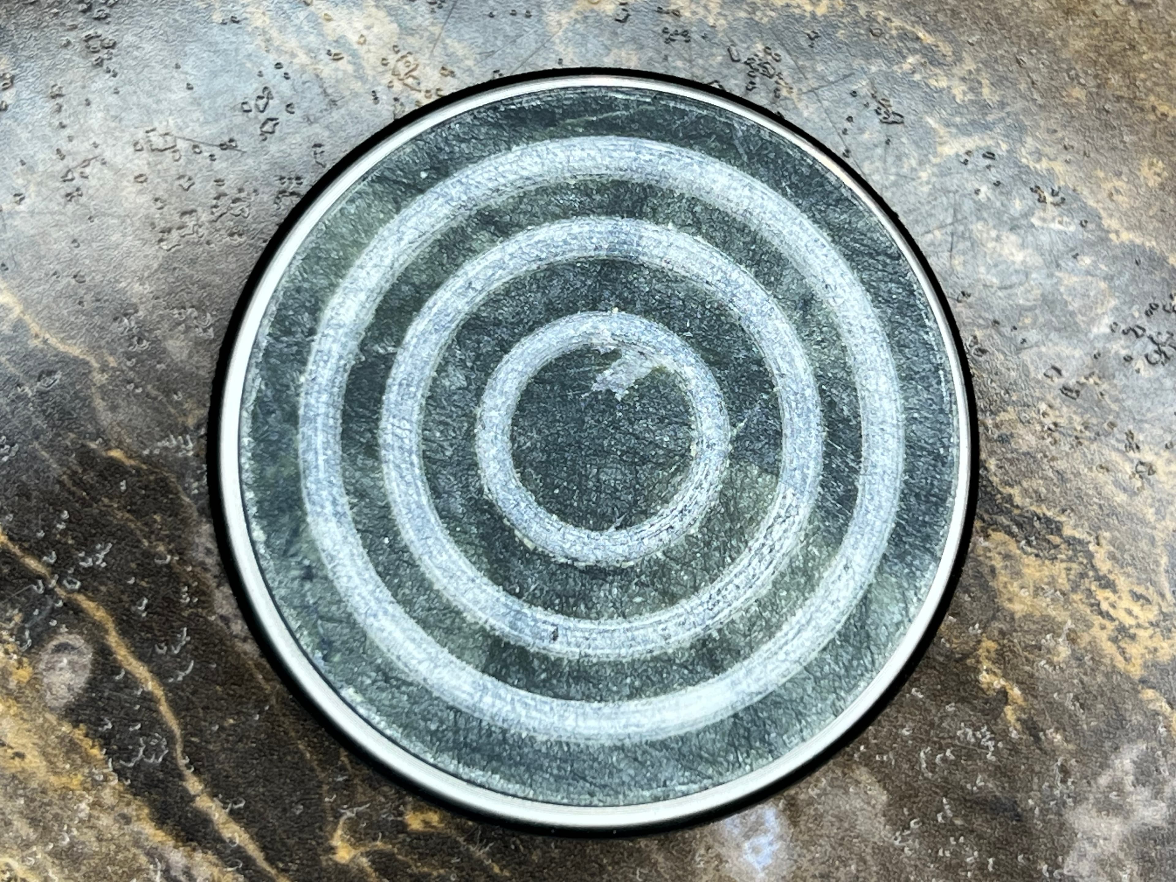 Rolka z uchwytem magnetycznym do ostrzenia noży