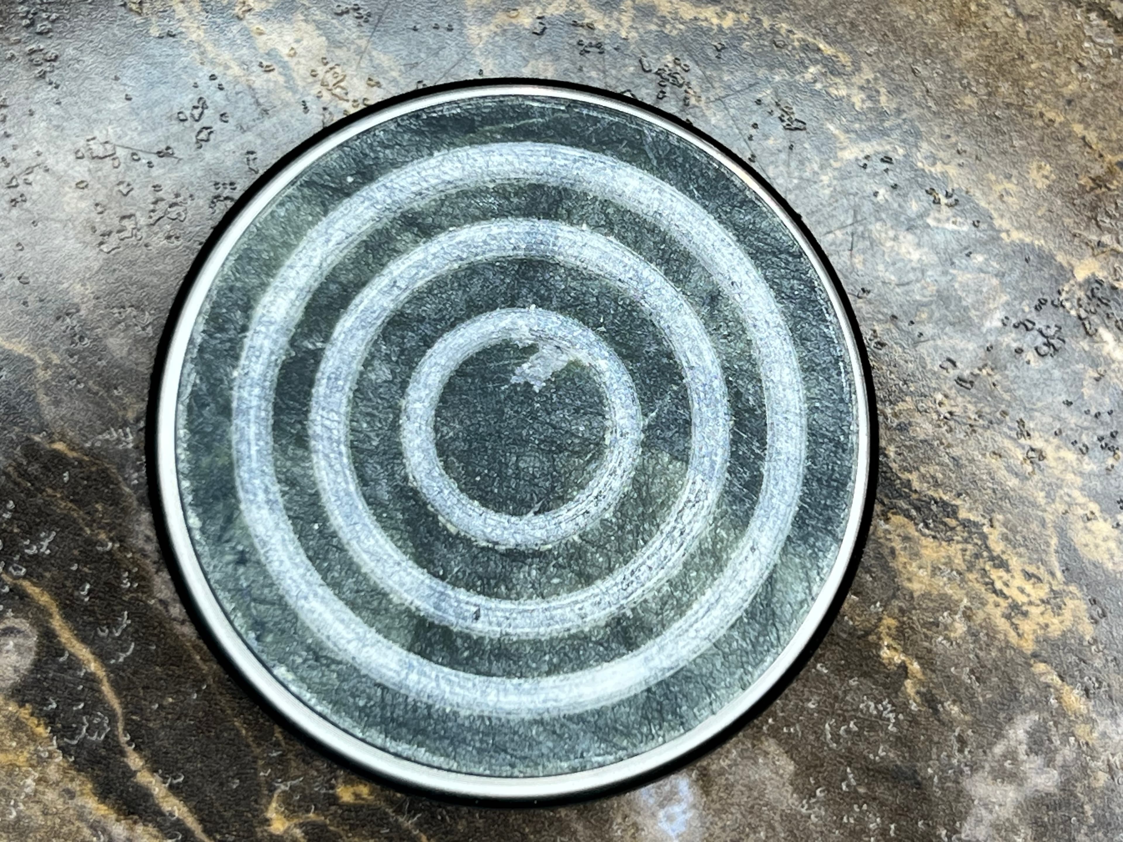 Rolka z uchwytem magnetycznym do ostrzenia noży